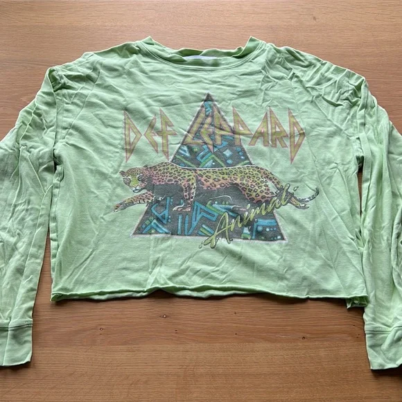 Daydreamer Def Leppard Crop Graphic Tee - Picture 3 of 7